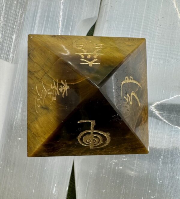 Piramide Olho Tigre 40x40mm Símbolos de Reiky - Image 2