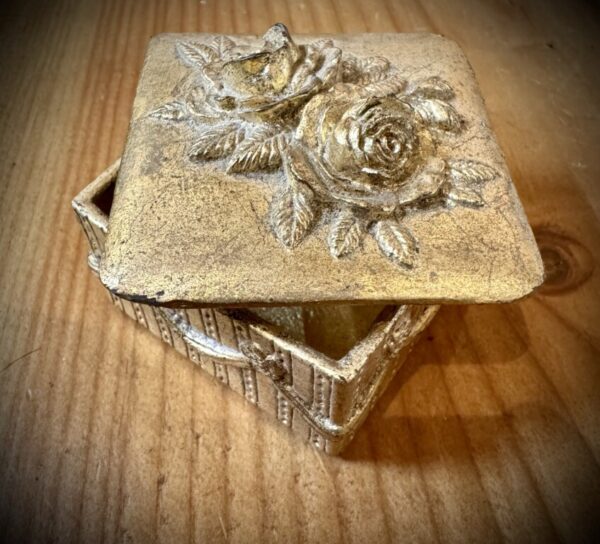 Caixa em Folha de Ouro. 5,5x5,5xm - Image 3