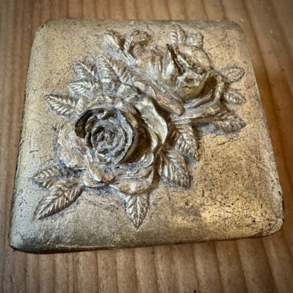 Caixa em Folha de Ouro. 5,5x5,5xm