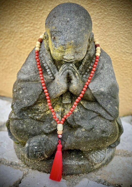 Japamala de Bambu de Coral Vermelho, Osso e Rodraska. 38cm