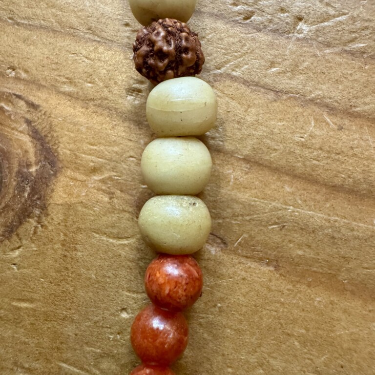 Japamala de Bambu de Coral Vermelho, Osso e Rodraska. 38cm - Image 4